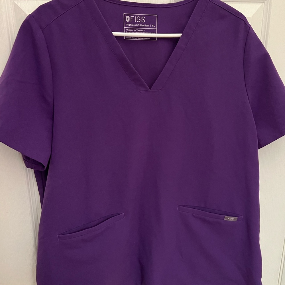 Figs scrub top